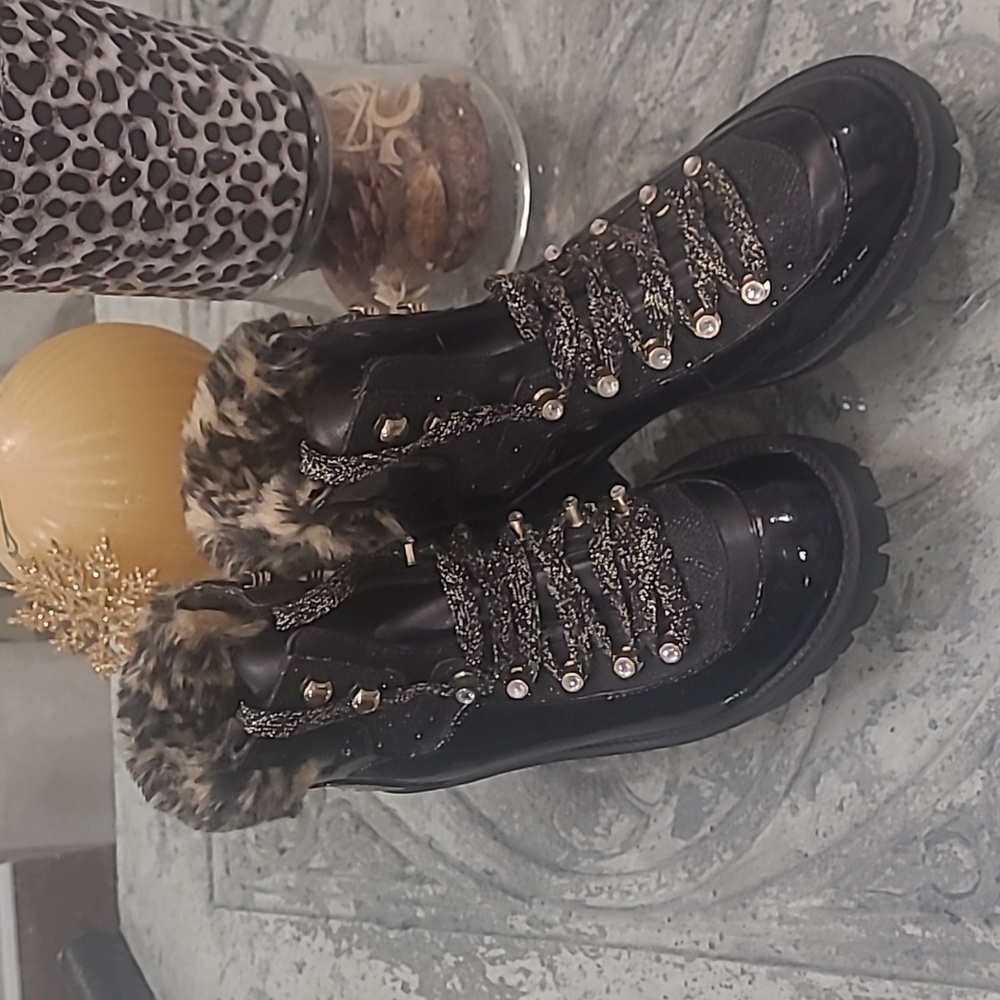 Juicy Couture Women's Indulgence Boots Faux Leather Lug Sole Embroidered 7.5M - Picture 3 of 10
